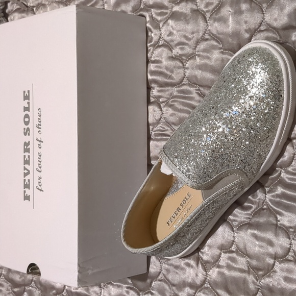NIB SIZE 8.5 FEVER SOLE SILVER ON SILVER GLITTER SLIP ON SNEAKERS - Picture 1 of 10